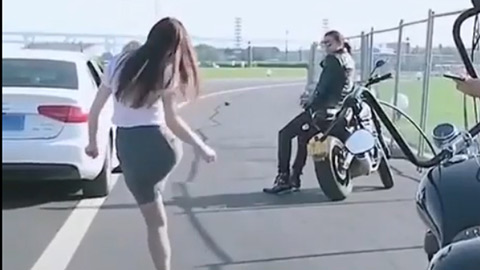 Cô gái mặc váy bó, đi guốc sút chai nước chuẩn như Kroos ghi bàn 