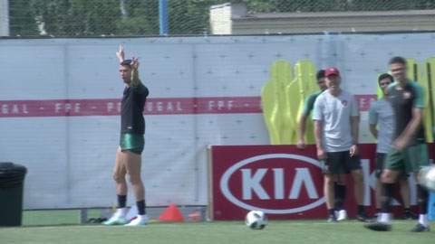 Neymar và C. Ronaldo tình cờ luyện cùng một tuyệt kỹ trên sân tập