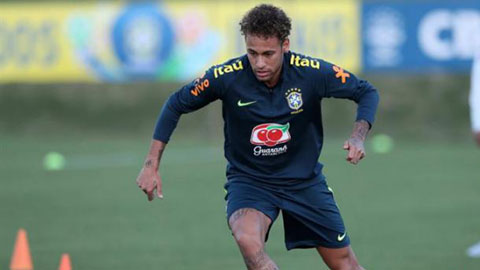 Neymar ghi bàn từ phía sau cầu môn