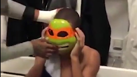 Làm Messi lu mờ, Mbappe được tặng mặt nạ ninja rùa 