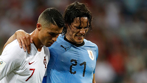 Cavani chấn thương, Ronaldo ân cần dìu ra khỏi sân bóng 