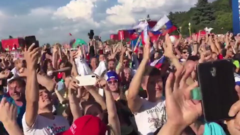 Người Nga ăn mừng sau chiến thắng lịch sử trước Tây Ban Nha