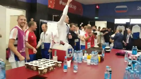 Các cầu thủ Nga ăn mừng tưng bừng trong phòng thay đồ 