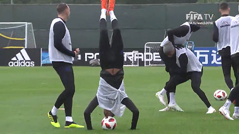 Lingard nghịch dại, trồng cây chuối trên trái bóng