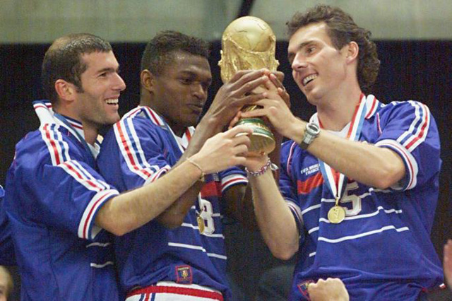 Trung vệ Blanc (bìa phải) cùng đồng đội ăn mừng cúp vàng năm 1998