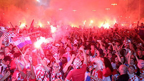 Người Croatia sướng, lao vào bồn nước nhảy ăn mừng 