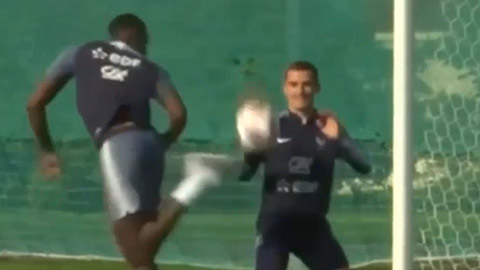 Pogba ngẫu hứng gắp bóng qua Griezmann