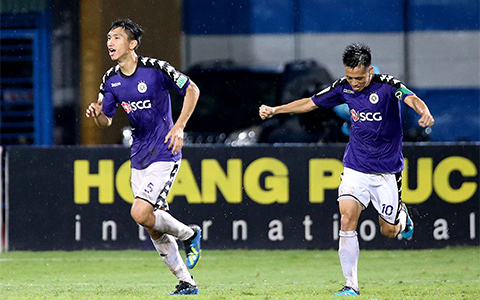 Bằng bản lĩnh và đẳng cấp của đội bóng lớn, Hà Nội FC ghi 3 bàn liên tiếp ở những phút cuối để giật lại 1 điểm quý giá trên sân nhà - Ảnh: Minh Tuấn 