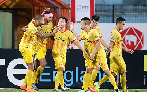 Đội khách bất ngờ dẫn trước Hà Nội FC 3-0 sau 65 phút thi đấu - Ảnh: Minh Tuấn 