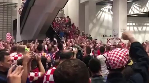 CĐV Croatia ăn mừng tưng bừng sau trận chung kết