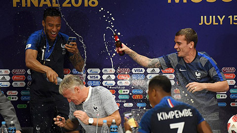 Cầu thủ Pháp quẩy tưng bừng, đổ rượu vào HLV trong phòng họp báo 