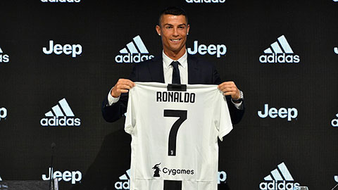 Vui nhộn với hành động Ronaldo giới thiệu áo đấu Juventus