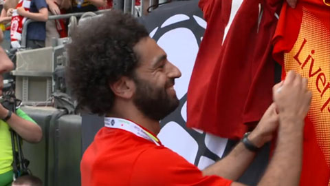 Mohamed Salah ký tặng fan mỏi tay