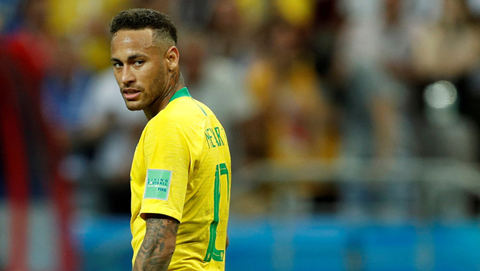 Bị cướp bóng mất mặt, Neymar đẩy ngã cầu thủ nghiệp dư