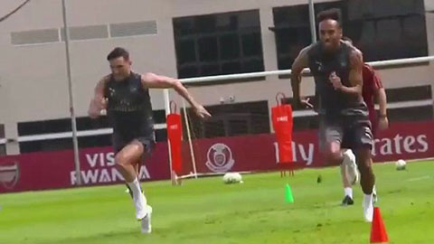 Aubameyang thể hiện tốc độ kinh hoàng trên sân tập