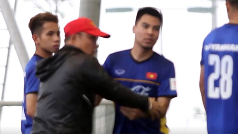 Thầy Park kèm chặt Đức Huy như hình với bóng 