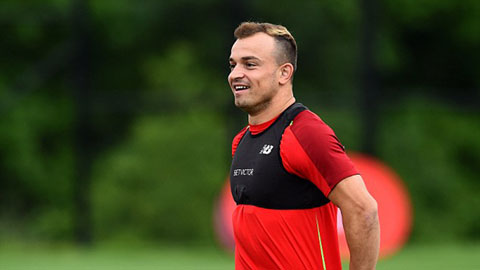 Shaqiri đánh gót ghi bàn trong buổi tập