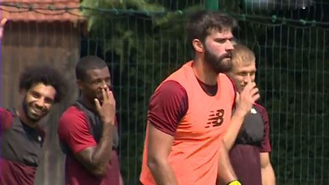 Alisson cứu thua xuất sắc trong buổi tập của Liverpool