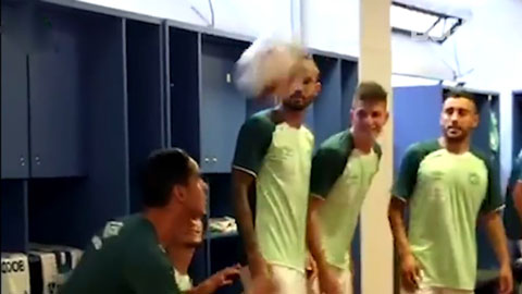 Các cầu thủ Chapecoense phối hợp tâng bóng trong phòng thay đồ