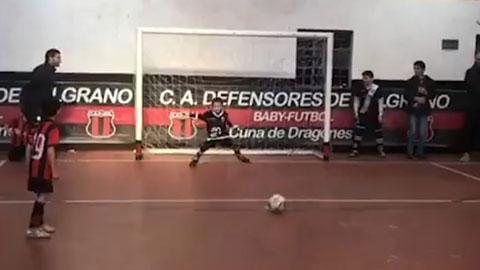 Thủ môn nhí múa may quay cuồng cản phá penalty