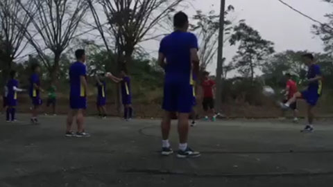 Olympic Việt Nam tập trên sân bê tông dưới trời tối mịt