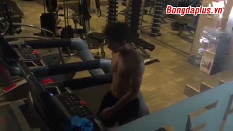 Minh Vương cởi trần, tập một mình trong phòng gym ở Indonesia
