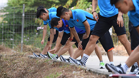 Olympic Việt Nam phải tập cạnh mương, cống thoát nước ở Indonesia