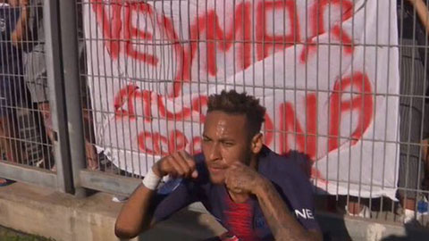 Neymar ăn mừng kiểu chế giễu CĐV đối phương