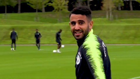 Riyad Mahrez hoàn thành thử thách ghi bàn từ sau cầu môn