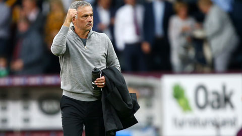 Mourinho khiến fan ngỡ ngàng với hành động chưa từng có