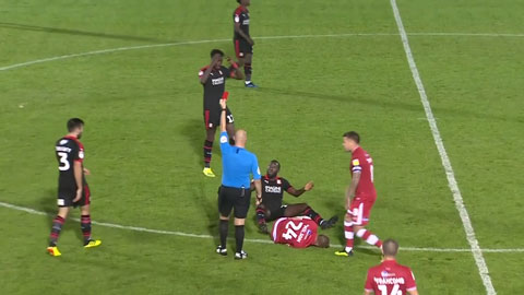 Trận đấu có tới 3 thẻ đỏ, 4 bàn thắng và phạt đền phút 99