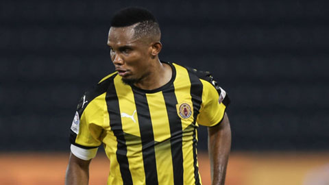 Eto'o sút bóng dội xà ngang đáng tiếc