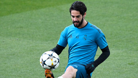 Isco ghi bàn bằng cả 2 chân trên sân tập