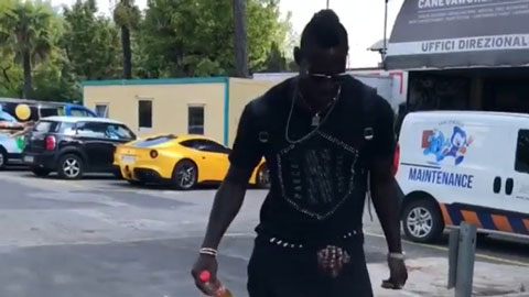 Balotelli mặc sành điệu tâng bóng