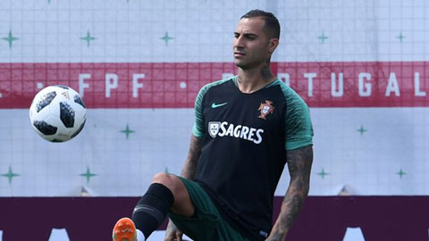 Quaresma ghi bàn bằng rabona trên sân tập