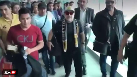 Maradona đẩy 'phũ' khi fan áp sát chụp ảnh