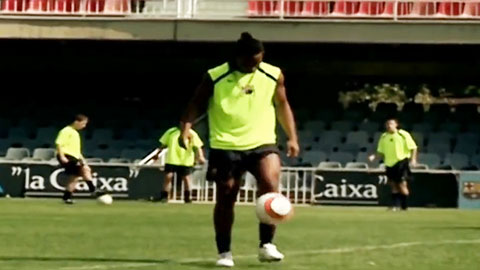 Ronaldinho biểu diễn đá bóng trúng xà ngang điêu luyện
