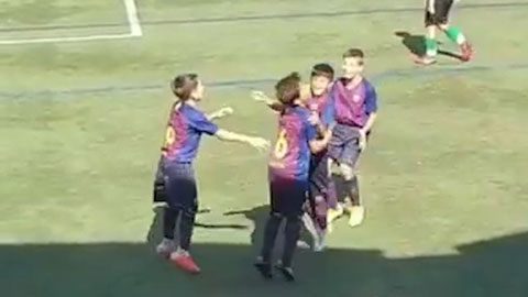 Các cầu thủ nhí lò La Masia ghi bàn theo phong cách tiki-taka