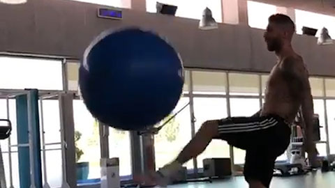 Sergio Ramos dùng bóng tập gym để tâng bóng