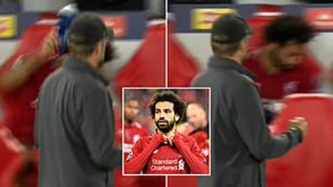 Mohamed Salah bực tức đập chai nước khi Firmino ghi bàn