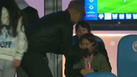 HLV Guardiola an ủi con gái khóc vì Man City thua trận