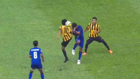 Cầu thủ Malaysia tung đòn kung-fu vào ngực đối thủ