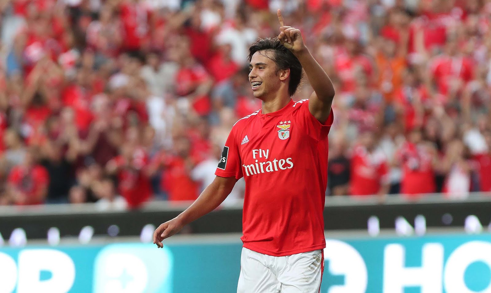 Sao trẻ Benfica xỏ háng liên tiếp qua 2 cầu thủ
