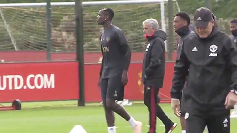 Pogba phớt lờ Mourinho trong buổi tập của M.U
