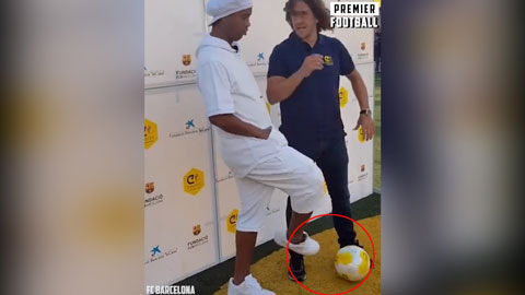 Puyol không hay biết bị Ronaldinho xỏ háng