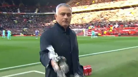 Mourinho hắt nước vào máy quay phim