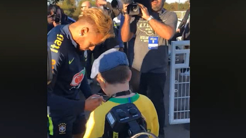 Fan nhí sướng rơn khi được Neymar ký tặng