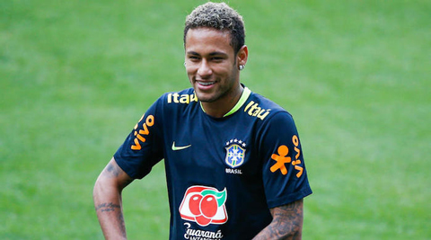 Neymar cười đùa tưng bừng trên sân tập 