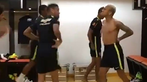 Neymar và các ngôi sao Brazil cùng nhảy điệu gà trống