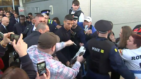 Ronaldo được CĐV chào đón nồng nhiệt ở Manchester